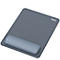 Tapis de souris rectangulaire gris avec repose-poignet. Le mot Fellowes est en haut.