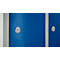 Primer plano de taquillas. Puertas azules con elementos de cerradura plateados.