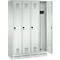 Un armario blanco con tres puertas, una abierta. Cada puerta tiene una cerradura y ranuras de ventilación.