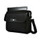 Schwarze Laptoptasche mit silbernem Schultergurt. Laptop im Hauptfach, Marke 'Targus' auf der Klappe.