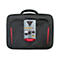 Schwarze Laptoptasche mit rotem Akzent. Auf der Tasche befindet sich ein Schild mit Produktinformationen.
