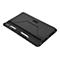 Schwarzes Tablet-Case mit Stifthalterung und Stift. Auf schwarzem Hintergrund.