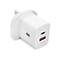 Weißes Ladegerät mit UK-Stecker, zwei Anschlüssen: USB-C 20W und USB-A 18W. Auf der Oberfläche ein stilisierter Kreuz-Button.