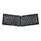 Ein schwarzes, zusammenklappbares Bluetooth-Tastatur, von oben betrachtet und auf weißem Hintergrund freigestellt.