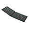 Schwarze, zusammenklappbare Bluetooth-Tastatur, ausgeklappt auf weißem Hintergrund. Mit Buchstaben und Funktionssymbolen.