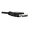 Nahaufnahme eines schwarzen USB-Kabels mit rechteckigem Stecker auf weißem Hintergrund.