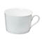 Tasse blanche cylindrique avec anse sur fond blanc.