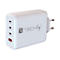 Weißes TECHLY USB-Ladegerät mit drei USB-C-Anschlüssen und einem USB-A-Anschluss vor neutralem Hintergrund.