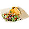 Zwei Wraps mit Füllung und Salat auf einem beigen Teller. Das Gericht ist hell und appetitlich.