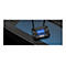 Schwarzer WLAN-Router mit blauer Beleuchtung und zwei Antennen auf einer blauen OberflÃ¤che.