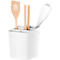 Support d'ustensiles de cuisine blanc avec ustensiles en bois: spatule, pinces, fouet.
