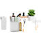Étagère de cuisine blanche avec accessoires: distributeur de savon, herbes, couteaux. Porte-rouleau de papier à droite.