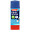 Tesa Easy Stick Klebestift mit blauer Kappe und rotem Boden auf hellblauem Hintergrund.