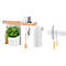 Küchenleiste mit Zubehör, Kräutern und Gewürzen. Messer, Schere, Löffel und Papierrollenhalter.