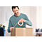 Ein lächelnder Mann klebt ein Paket zu. Er hält ein Klebeband in der Hand.