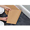 Hände halten Pappe. Im Hintergrund: Wand, Sockelleiste, grauer Boden. Die Pappe schützt den Boden vor Farbe.
