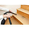 Person saugt Treppe mit Staubsauger ab.