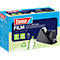 Blau-weiße Tesa-Film-Verpackung. Darauf: Tesafilm, Crystal Recycled Desk Dispenser Economy. Rechts: Schwarzer Tesafilm-Abroller und grüne Flasche.