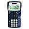 Ein dunkelblauer Taschenrechner TI-30X IIS mit weißem Display, auf dem eine Berechnung angezeigt wird. Blaue und weiße Tasten.