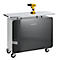 Ein grauer Schrank auf Rädern mit silbernen Kanten und einer Glasplatte, darauf eine gelbe Bohrmaschine. Auf der Front ist das Wort "cool" eingraviert.