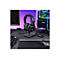 Schwarzes Gaming-Headset auf Ständer, Maus und Tastatur. RGB-Beleuchtung.