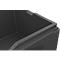 Nahaufnahme der Ecke einer schwarzen Thermobox aus EPP mit strukturierter Oberfläche.