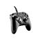 Schwarzer kabelgebundener Gaming-Controller mit Xbox-Logo vor weißem Hintergrund.