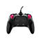 Rückseite eines schwarzen Gaming-Controllers mit pinken Schultertasten und Kabelanschluss vor weißem Hintergrund.
