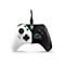 Kabelgebundener, schwarz-weißer Xbox Controller mit grünem Lichtstreifen vor weißem Hintergrund.
