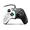 Kabelgebundener, zweifarbiger Xbox-Controller in Schwarz und Weiß mit beleuchtetem Akzent und Logo-Beschriftung.
