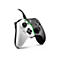 Ein schwarz-weißer Controller mit Kabelanschluss. Grüne LED-Beleuchtung und schwarze Knöpfe.
