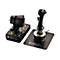Thrustmaster HOTAS Warthog Gaming-Steuerung bestehend aus einem Joystick und einer Schubhebel-Einheit auf weißem Grund.