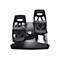 Schwarze Thrustmaster Flugsimulator-Pedale vor neutralem Hintergrund.