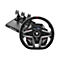 Schwarzes Lenkrad mit Pedalen auf einem Ständer, mit Tasten und Digitalanzeige. Marke: Thrustmaster.