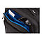 Schwarze Tasche mit geöffneter blauer Innentasche, Sonnenbrille und Zettel.