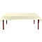 Beige Tischdecke auf einem Tisch mit braunen Beinen.