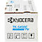Gros plan sur une boîte de cartouche de toner Kyocera. Étiquette : TK-5450C, Kit de toner cyan. Symboles de protection contre la lumière du soleil, la température et le sens de transport.