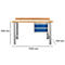 Werkbank mit Holzplatte und blauen Schubladen. Maßangaben: 1500 mm x 700 mm x 835 mm.