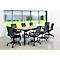 Table de conférence moderne avec huit chaises de bureau noires dans un bureau lumineux et ouvert avec une grande baie vitrée.