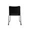 Chaise noire avec cadre en métal. Le dossier et l'assise sont également noirs.