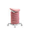 Ein ergonomischer, rosa Bürostuhl mit Rollen, wellenförmigem Sitz und Rückenlehne.