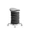 Ein grauer ergonomischer Hocker, vor weißem Hintergrund, mit Rollen und gewelltem Sitz