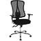 Chaise de bureau noire avec dossier en filet et accoudoirs réglables. Sur un cadre argenté avec roulettes.