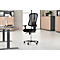 Chaise de bureau noire sur fond clair. La chaise a un dossier en maille, des accoudoirs et un piètement chromé.
