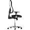 Chaise de bureau noire avec dossier en mesh, accoudoirs et roulettes. Base métallique à cinq roulettes.