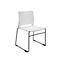 Une chaise blanche avec un cadre en métal noir. La chaise a un dossier incurvé et une assise.
