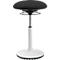 Stehhilfe in Schwarz und Weiß. Rundliche Sitzfläche, Säule, Tellerfuß. Höhenverstellbar.