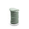 Objet cylindrique en nuances de vert et de blanc. Une base blanche supporte un corps cylindrique à surface nervurée, surmonté d'un détail plat et ovale.