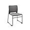 Grijze stoel met zwart metalen frame. De zitting en rugleuning zijn van stof.