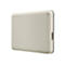 Disque dur externe beige clair avec une texture en nid d'abeille. Logo Toshiba. Sur fond blanc.